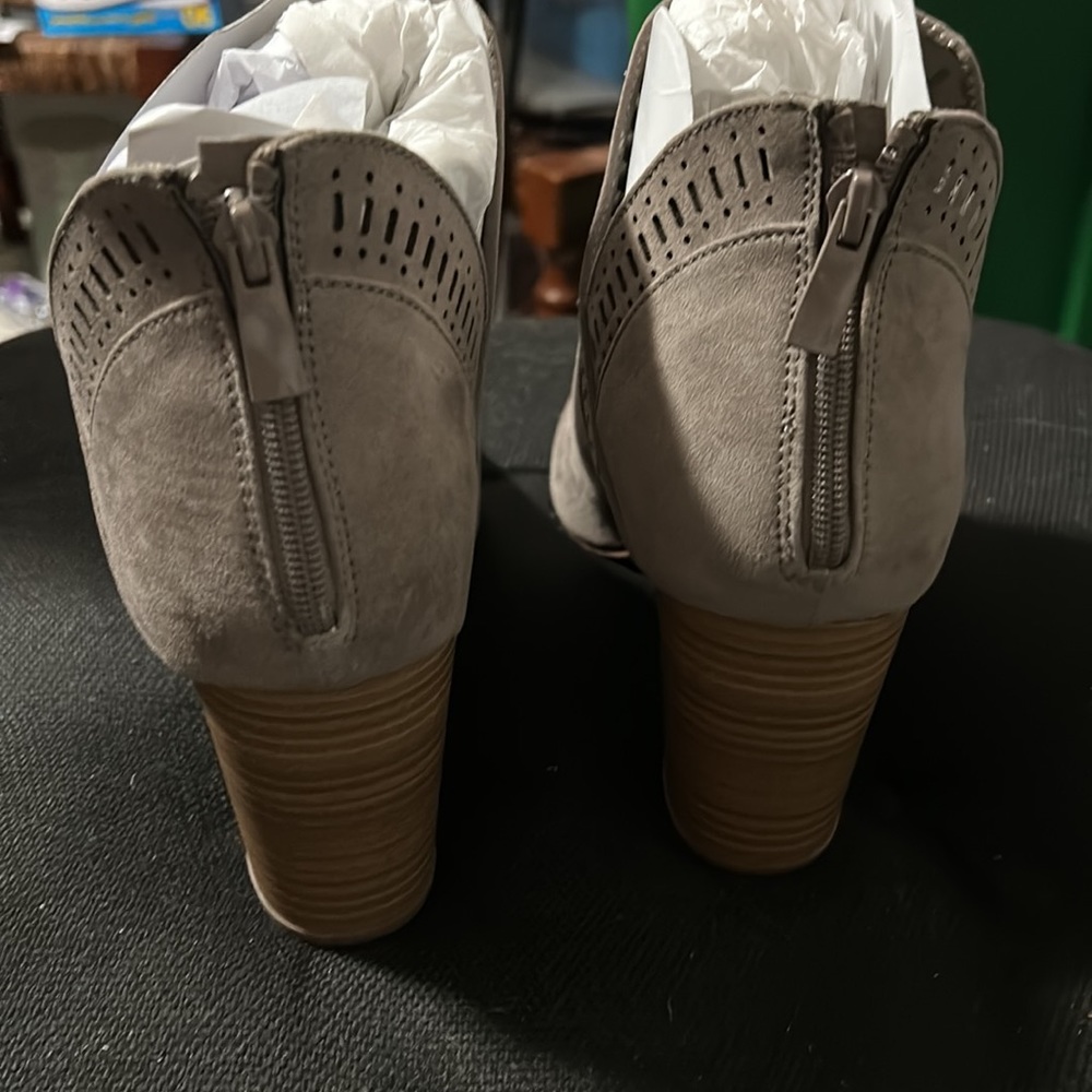 Vcut Heeled Bootie - Picture 2 of 4